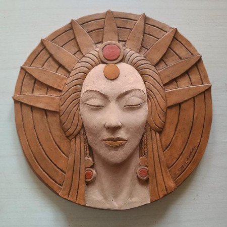 Amaterasu Omikami, dea giapponese del sole, terracotta e ingobbi, cm 35x35 - 2024